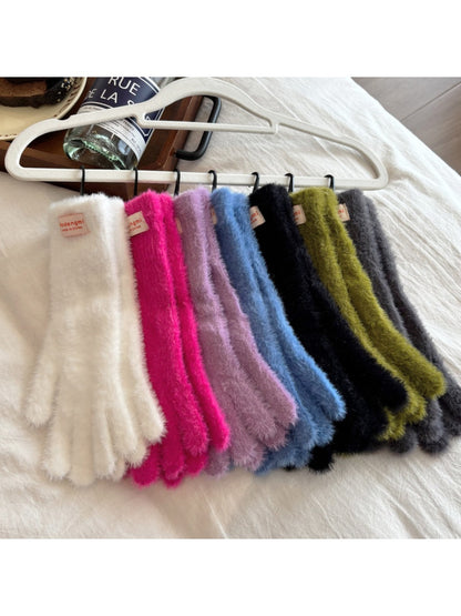 Gloving - Solid Color Fuzzy Gloves with Touchscreen