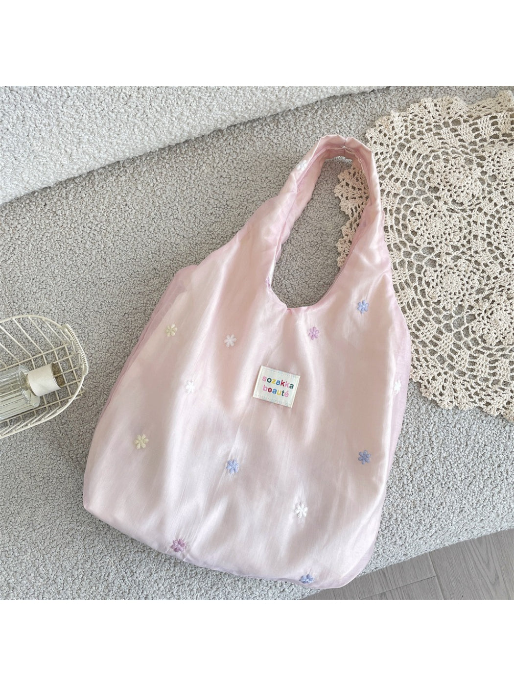 Close-up of pastel daisy print on Cosbai slouch tote bag fabric