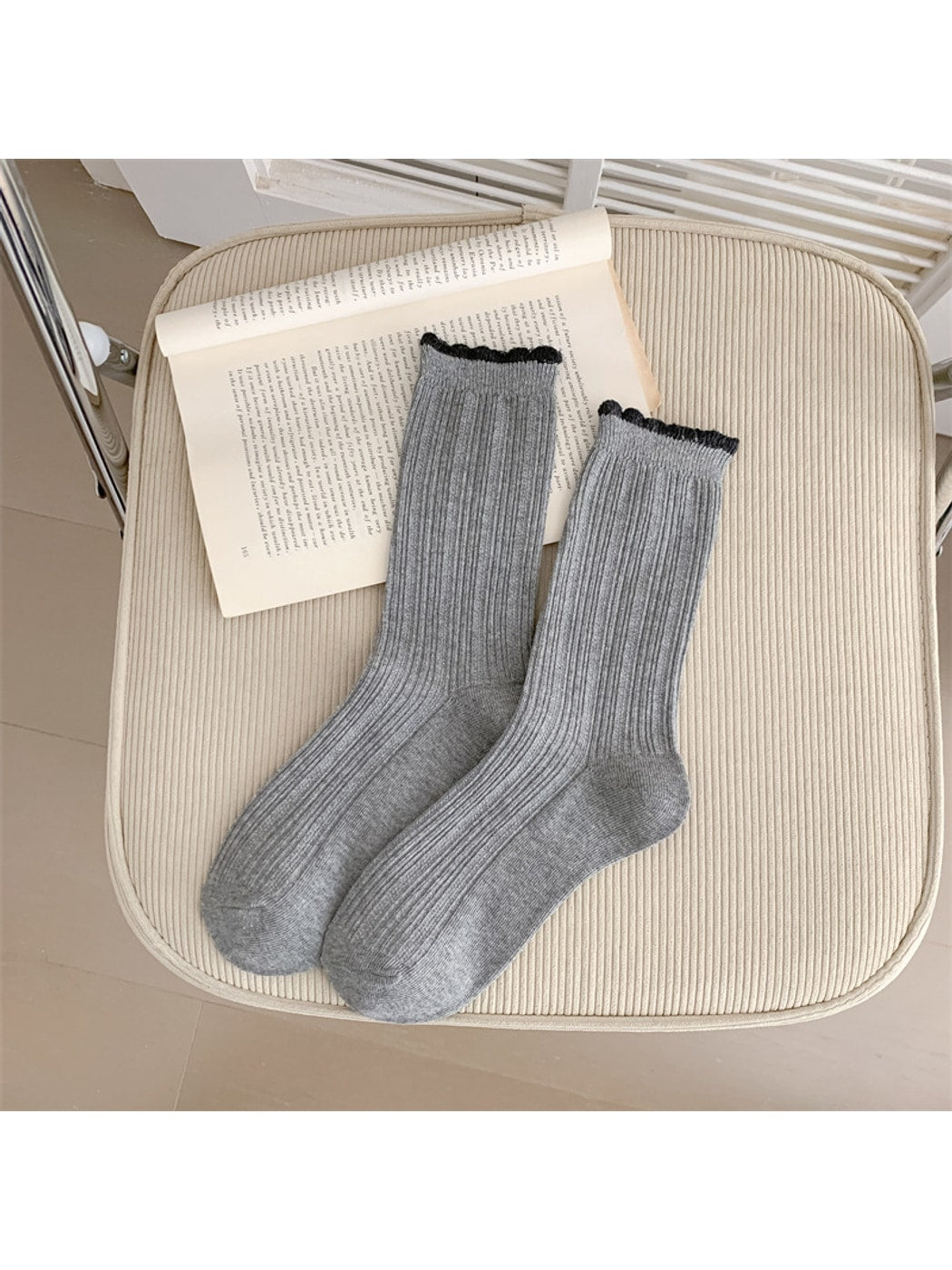 Rufia - Contrast Ruffle Trim Casual Crew Socks