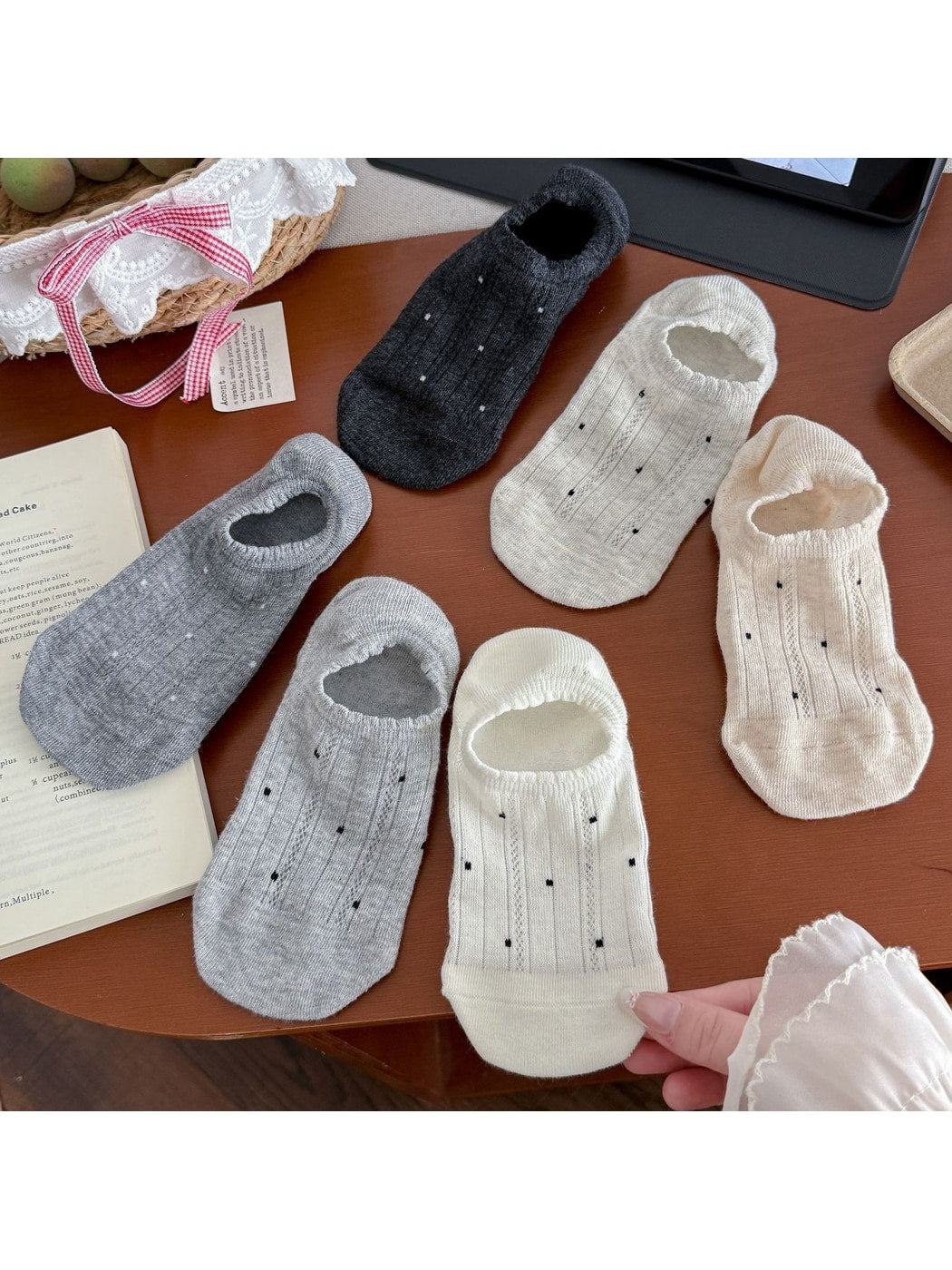 Rufia - Minimal Dot Pattern Women's Invisible Socks
