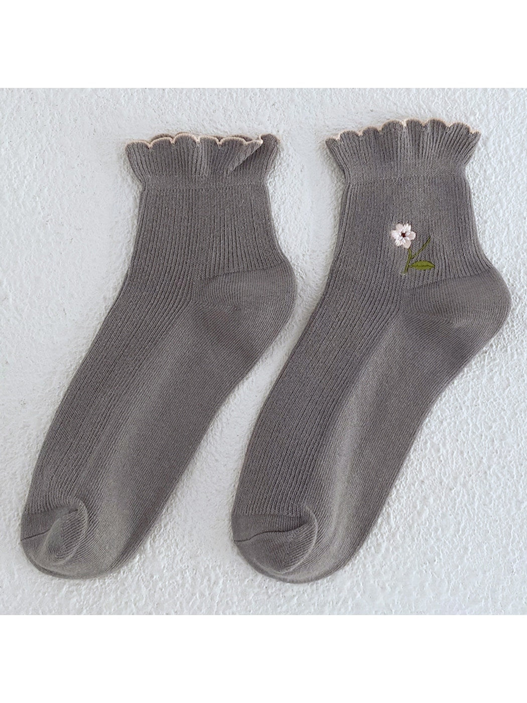 Rufia - Scalloped Floral Embroidered Ankle Socks