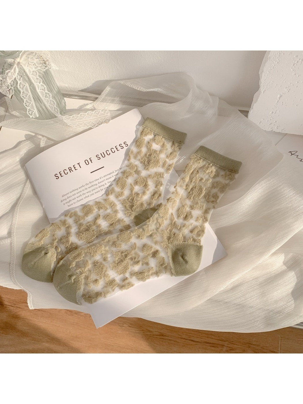 Rufia - Retro Floral Embossing Sheer Crew Socks