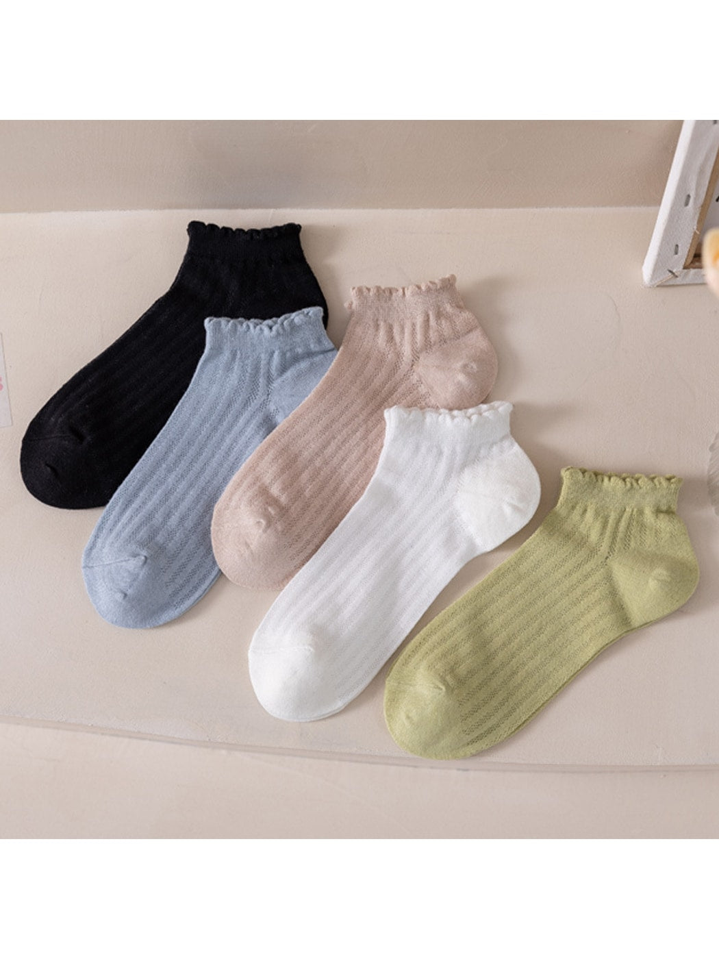 Rufia - Solid Color Ribbed Scalloped Cuffs Ankle Socks