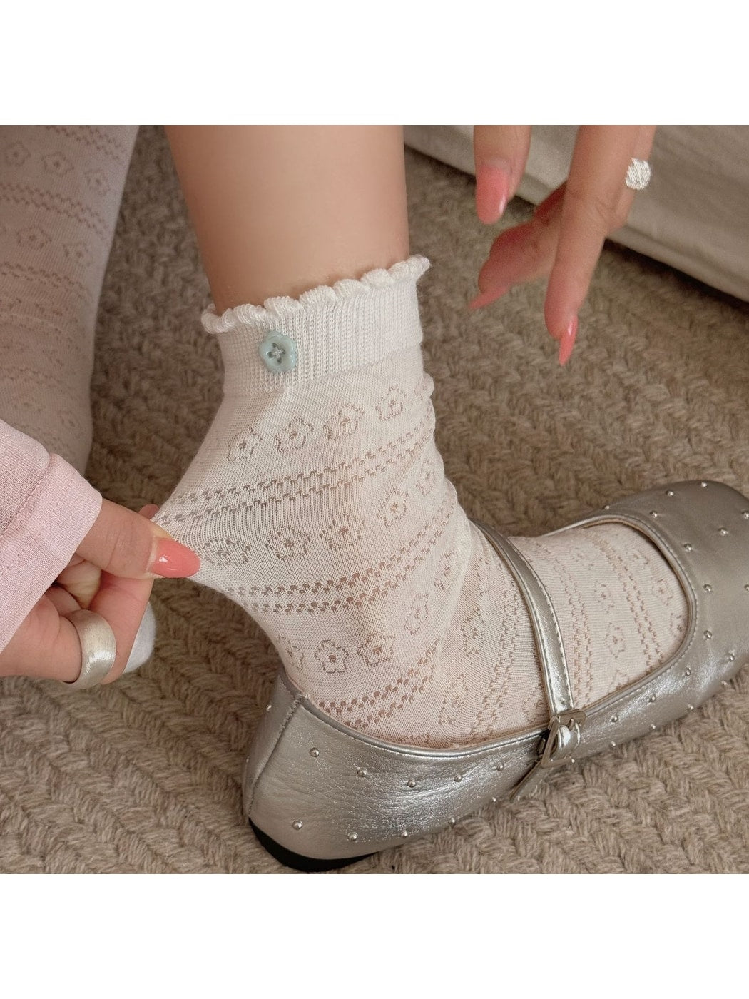 Rufia - Floral Pattern Openwork Button Detail Crew Socks