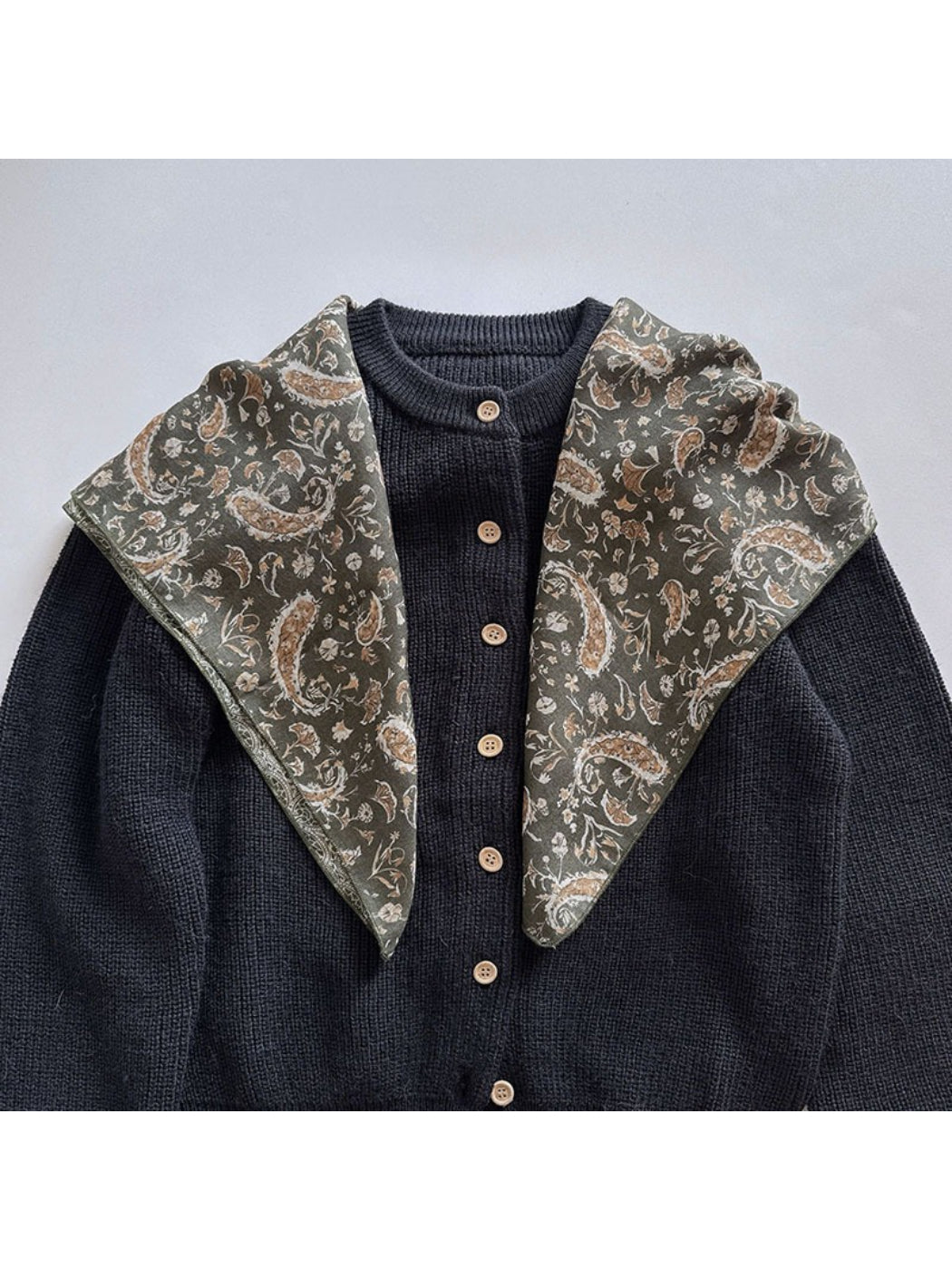 Scarvii - Retro Paisley Pattern Square Scarf