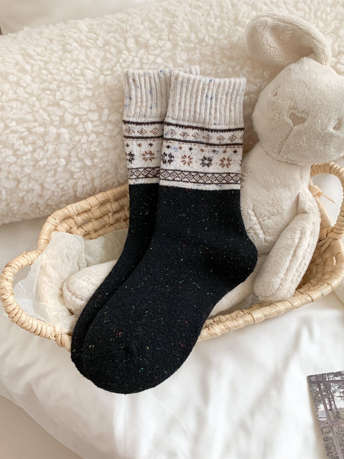Rufia – Retro Mid-Calf Socks with Snowflake Pattern