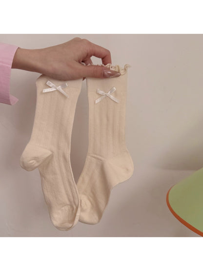 Close-up of the bow on Rufia soft bow frill crew socks in pastel color