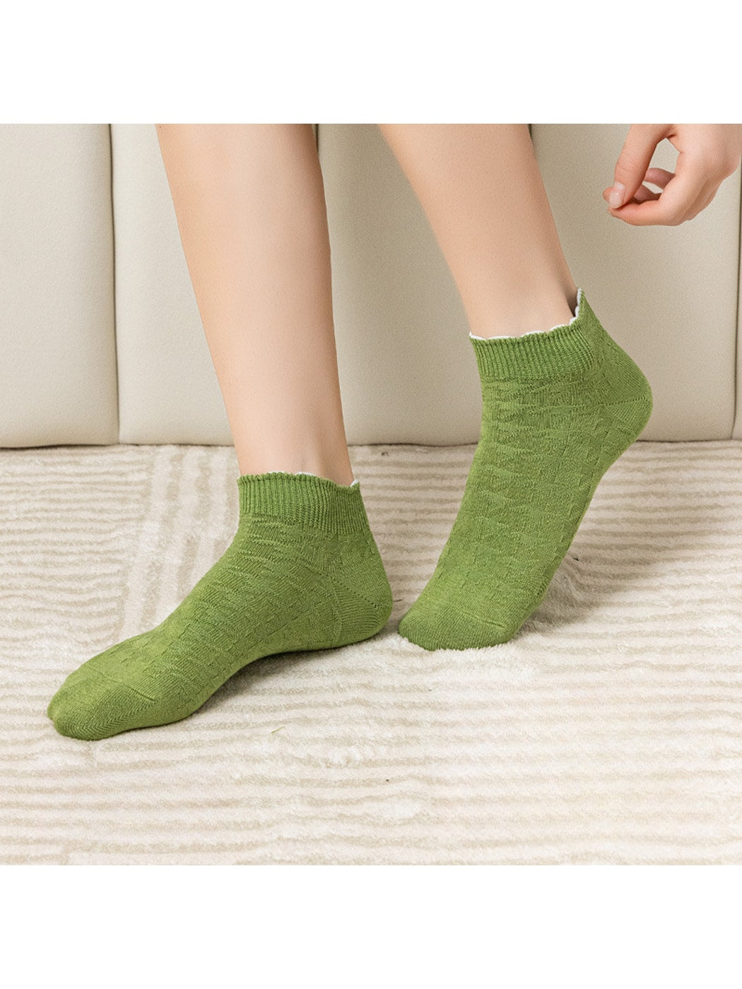 Rufia - Scalloped Cuff Solid Color Low Ankle Socks