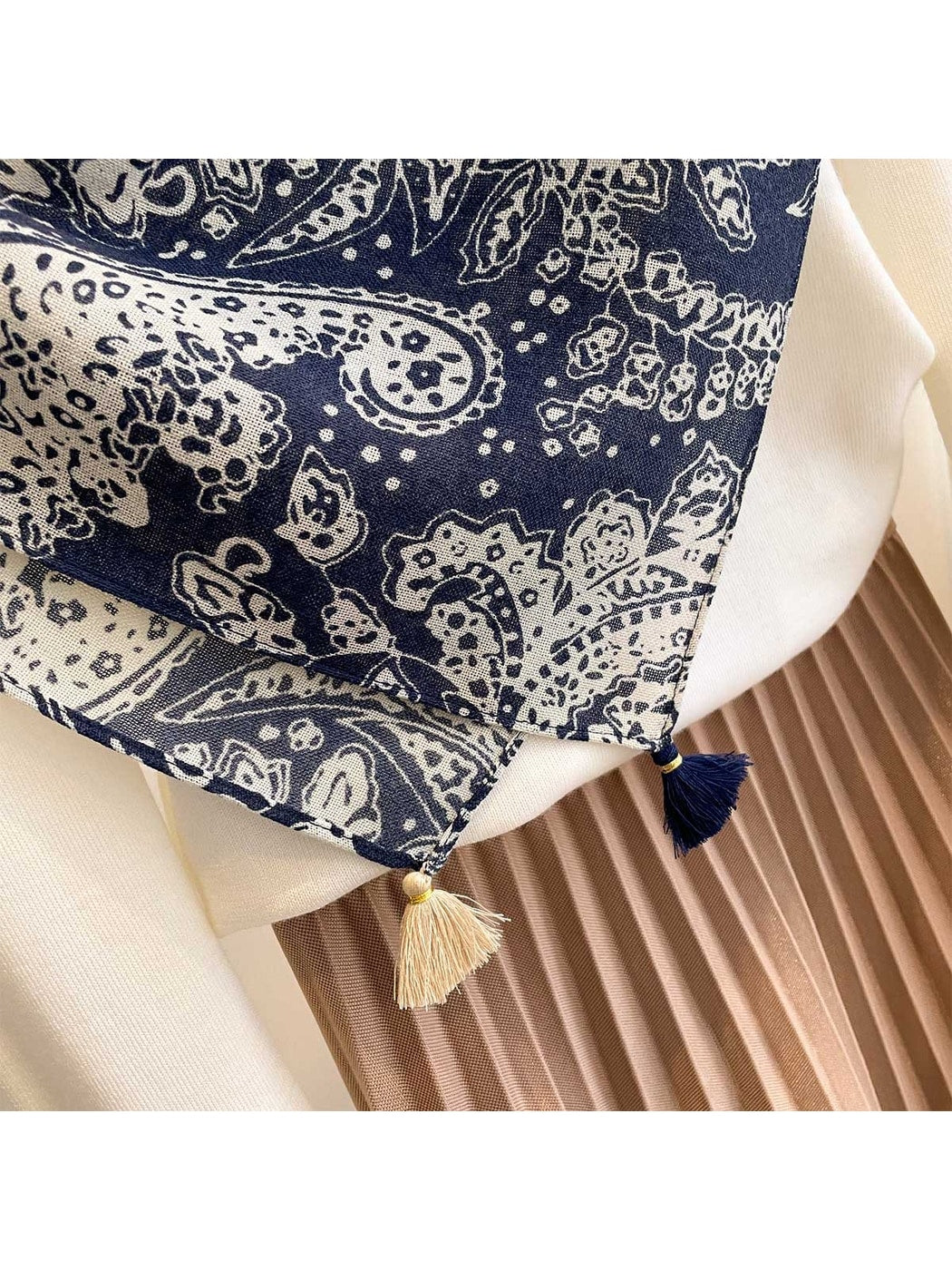 Scarvii - Tassel Corner Paisley Pattern Square Scarf