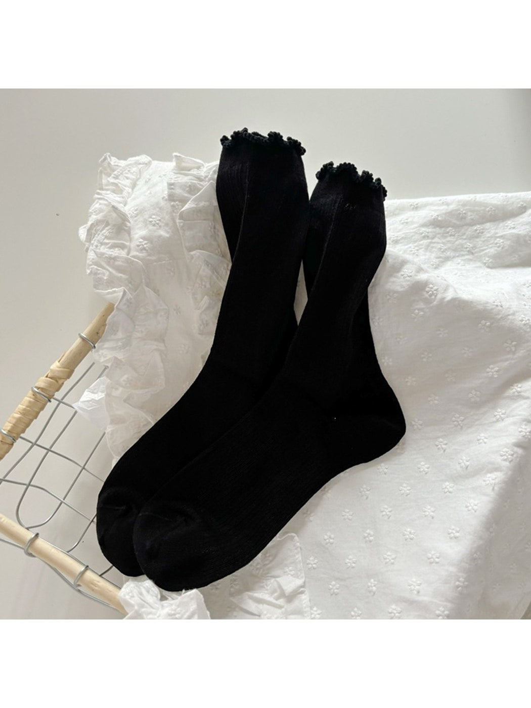 Rufia - Minimalist Solid Color Ruffles Trim Crew Socks