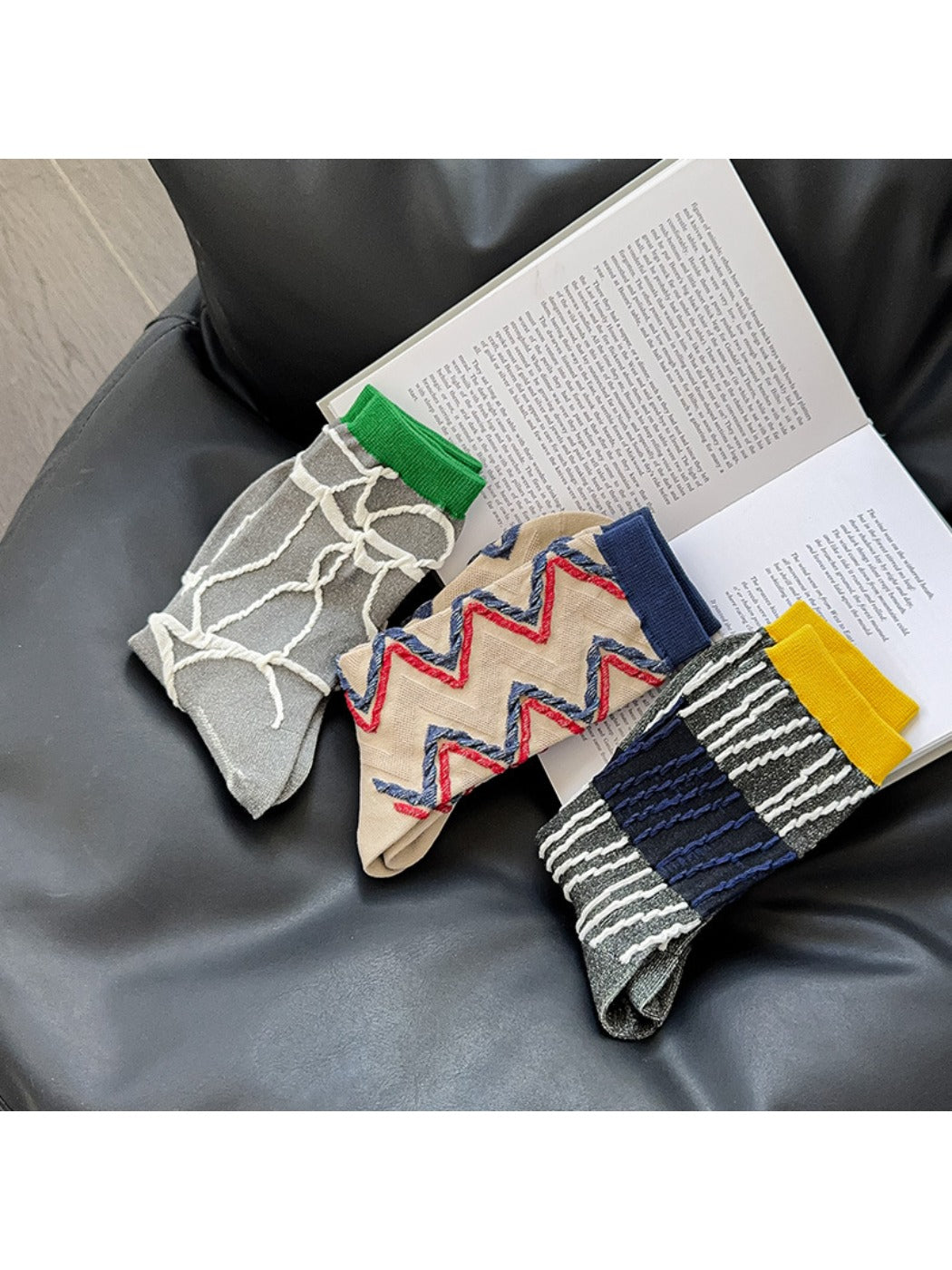 Rufia - Graffiti Embossed Retro Mid-Calf Socks