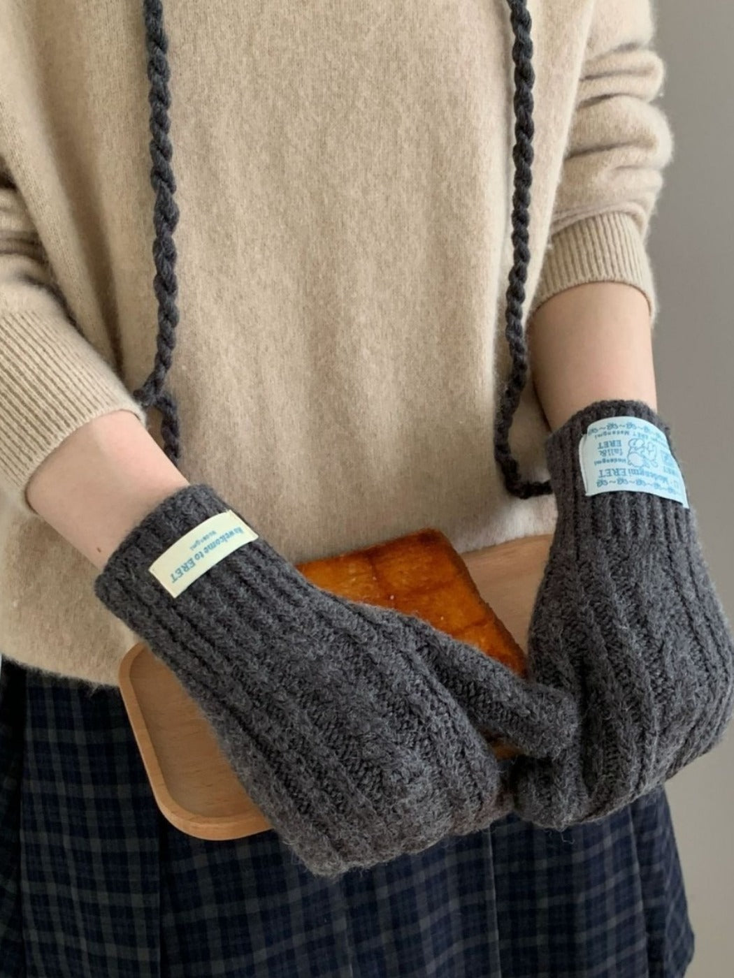 Gloving - Full-Cover Knitted Gloves With Lanyard