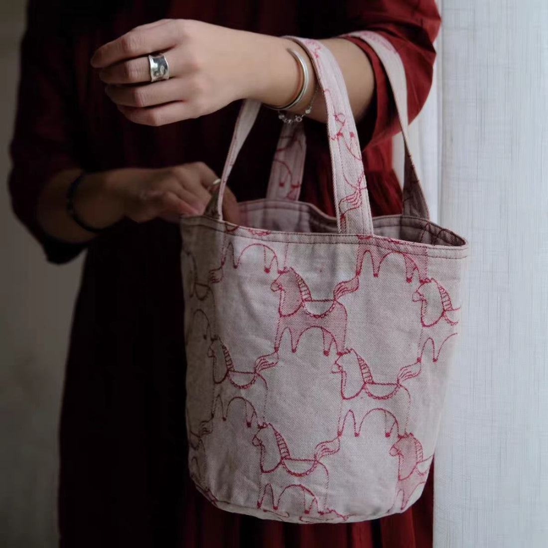 Close-up of the sketch horse print on the Cosbai tote bag