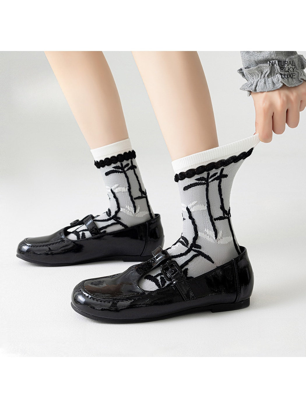 Rufia - Black and White Tones Floral Pattern Crew Socks