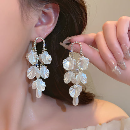 White Floral Tassel Earrings – Elegant Shell-Inspired Drops