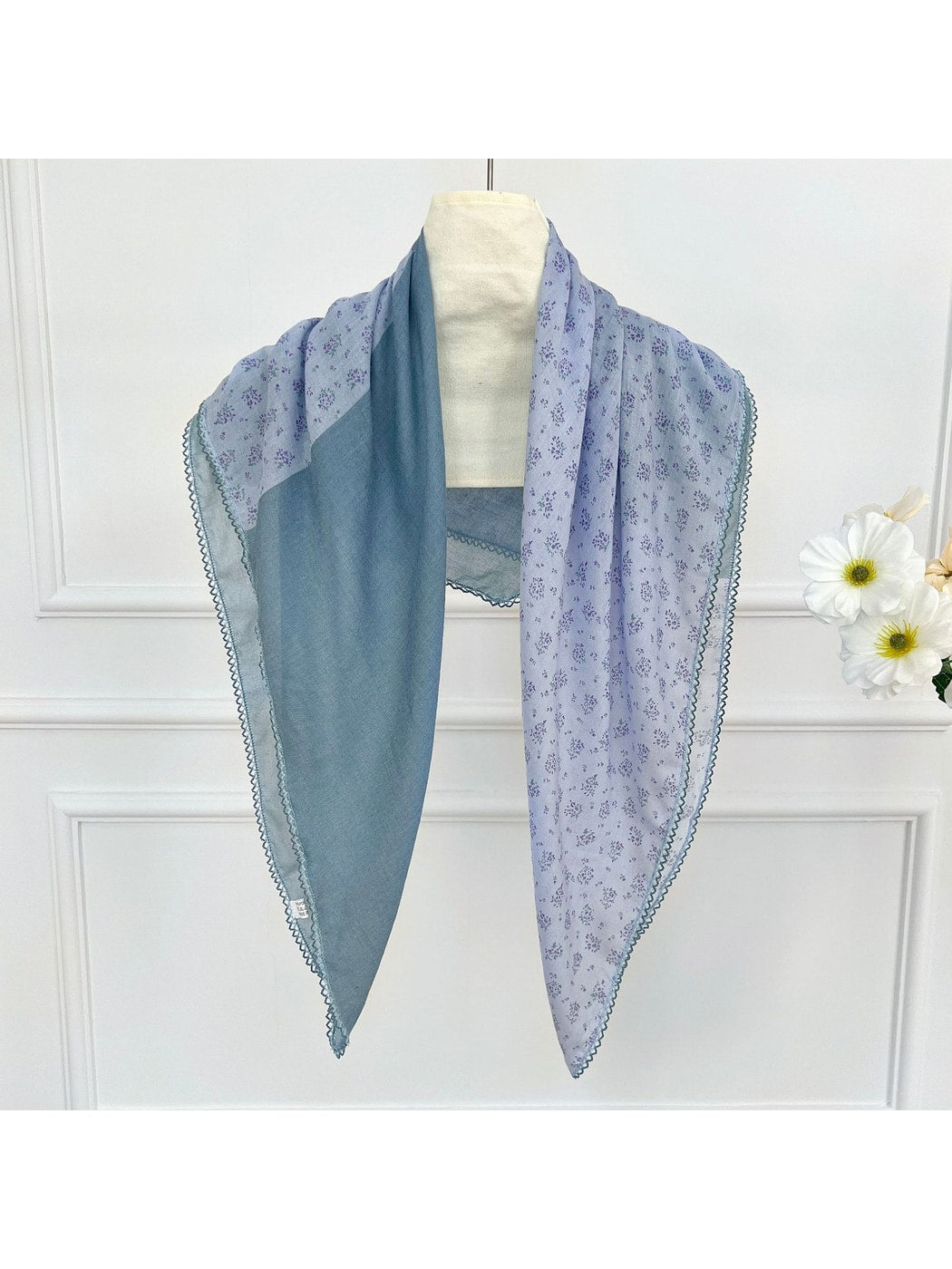 Scarvii - Floral Print Contrast Trim Diamond-shaped Scarf