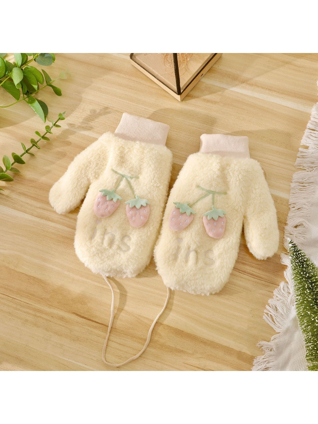 Gloving - Soft Plush Strawberry Detail Winter Mittens