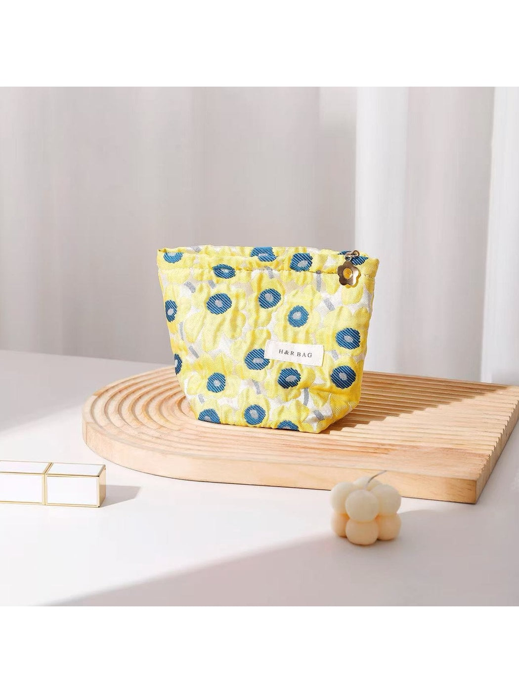 Cosbai - Sweet Floral Handheld Makeup Storage Bag