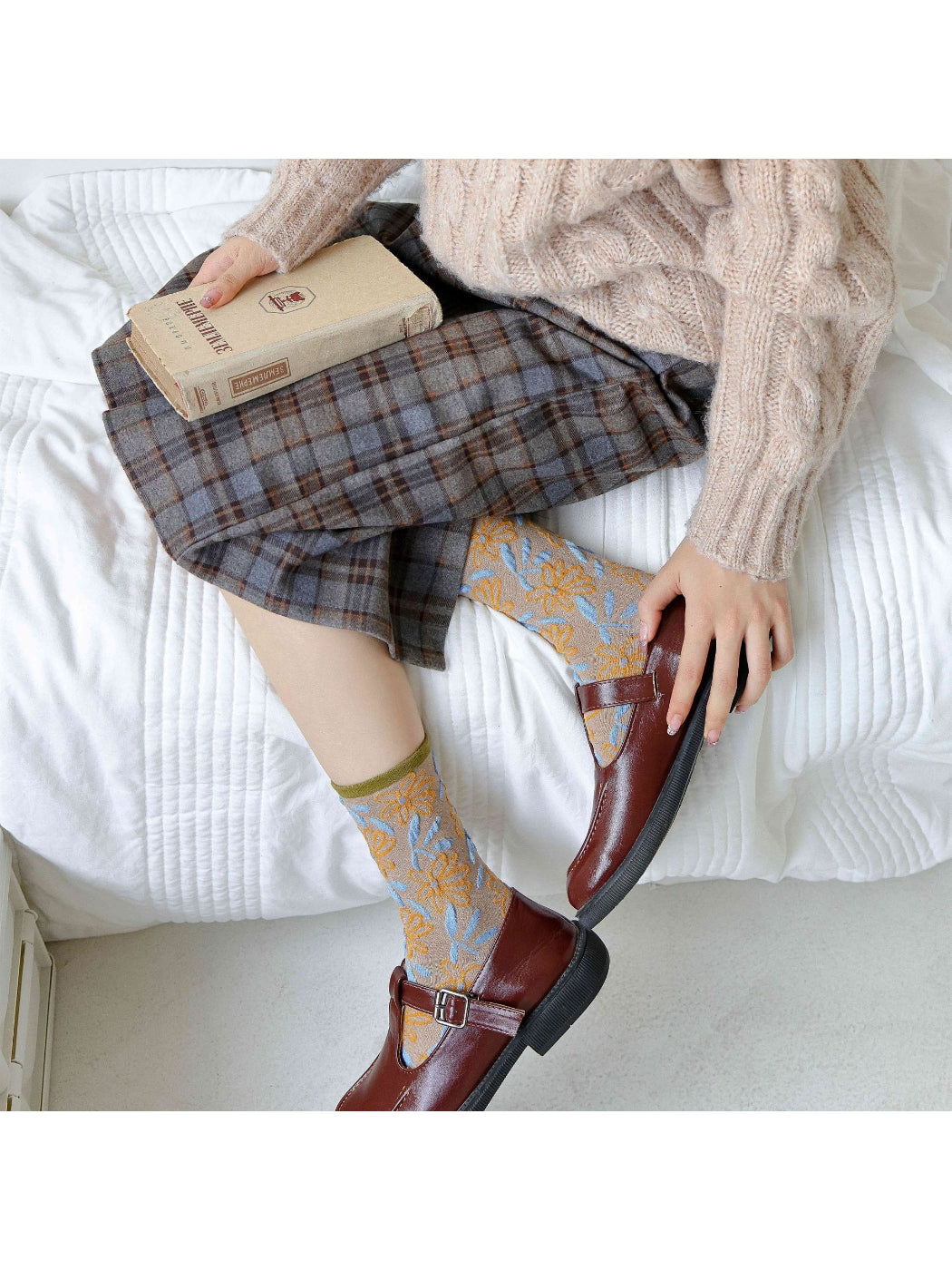 Rufia - Embroidered Floral Motif Crew Socks