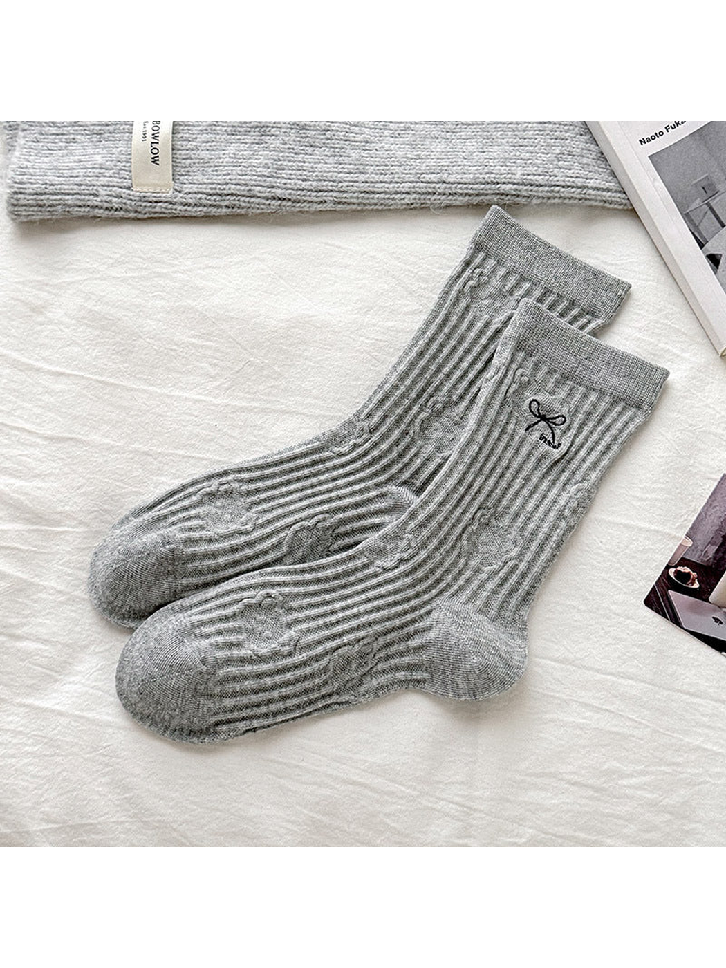 Gray ribbed socks with a black bow motif