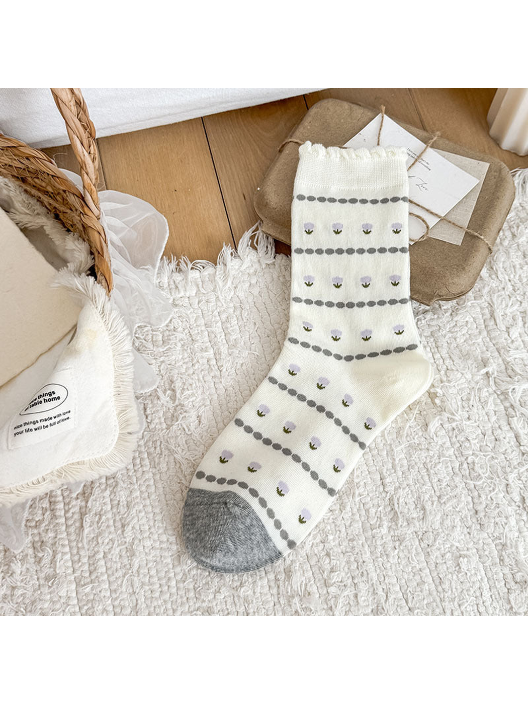 White Flower crew sock with small flower motifs and a scalloped cuff