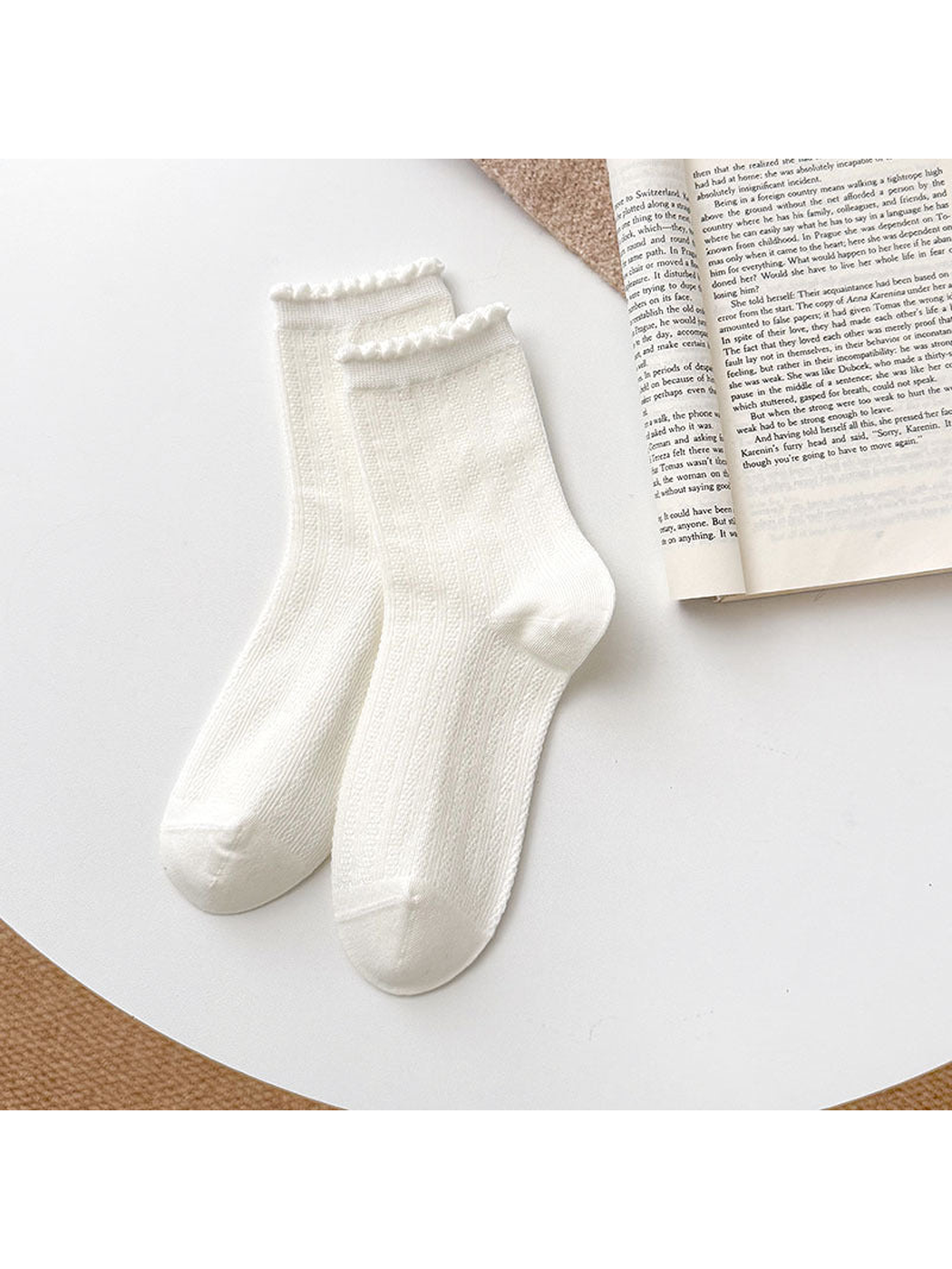 White Single Ruffle socks with textured vertical ribbing and ruffled cuff edges.