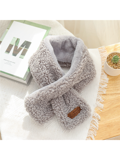 Light gray short neck scarf with crossed ends and plush lining
