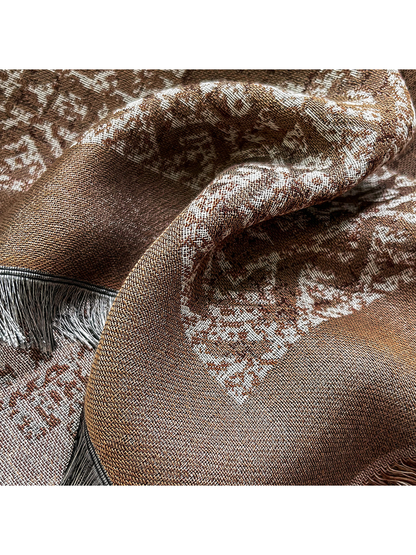 Close-up of the broad brown border and short fringed edge