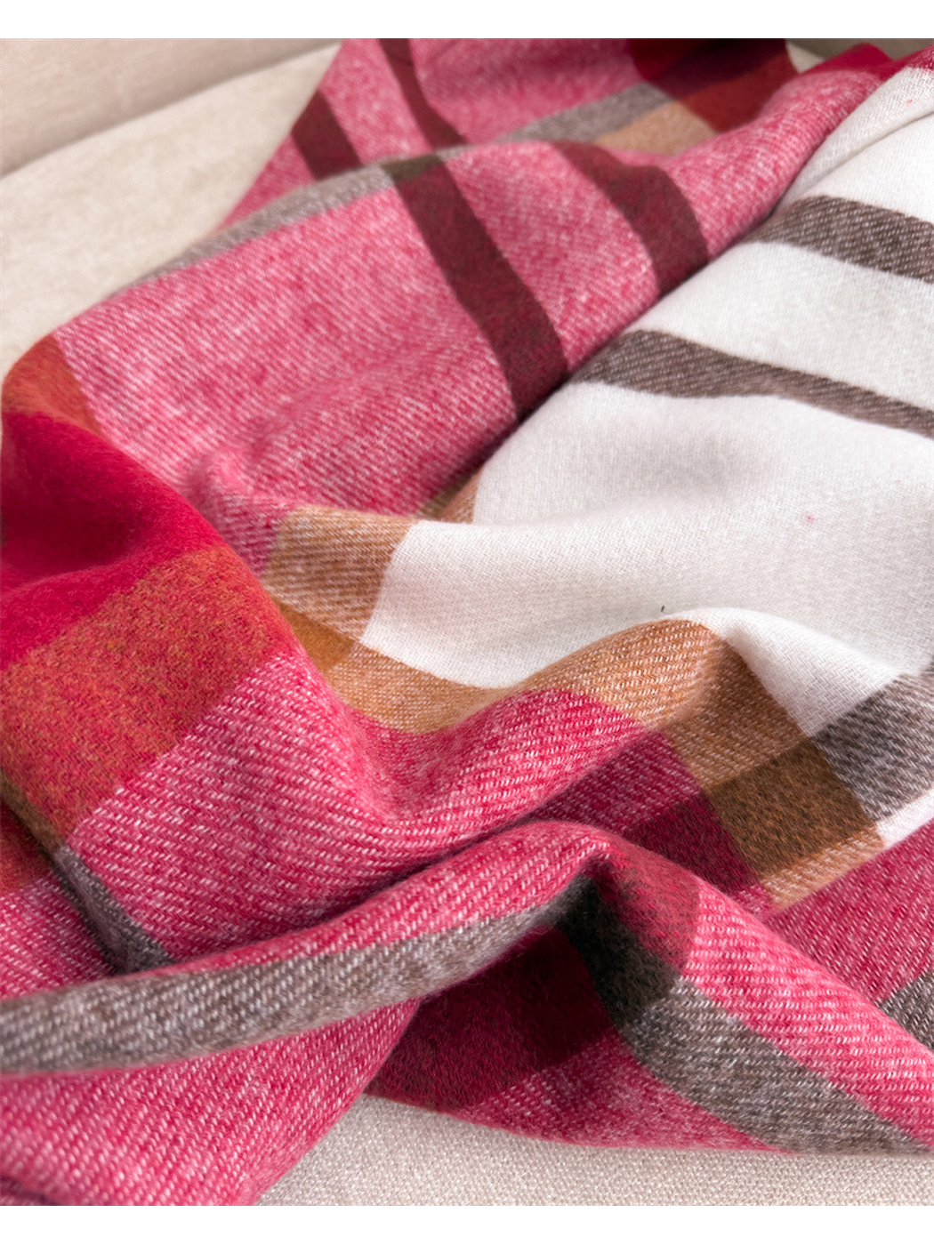 Close-up of the fine diagonal weave and crossing plaid bands