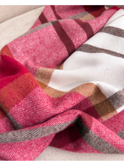 Close-up of the fine diagonal weave and crossing plaid bands