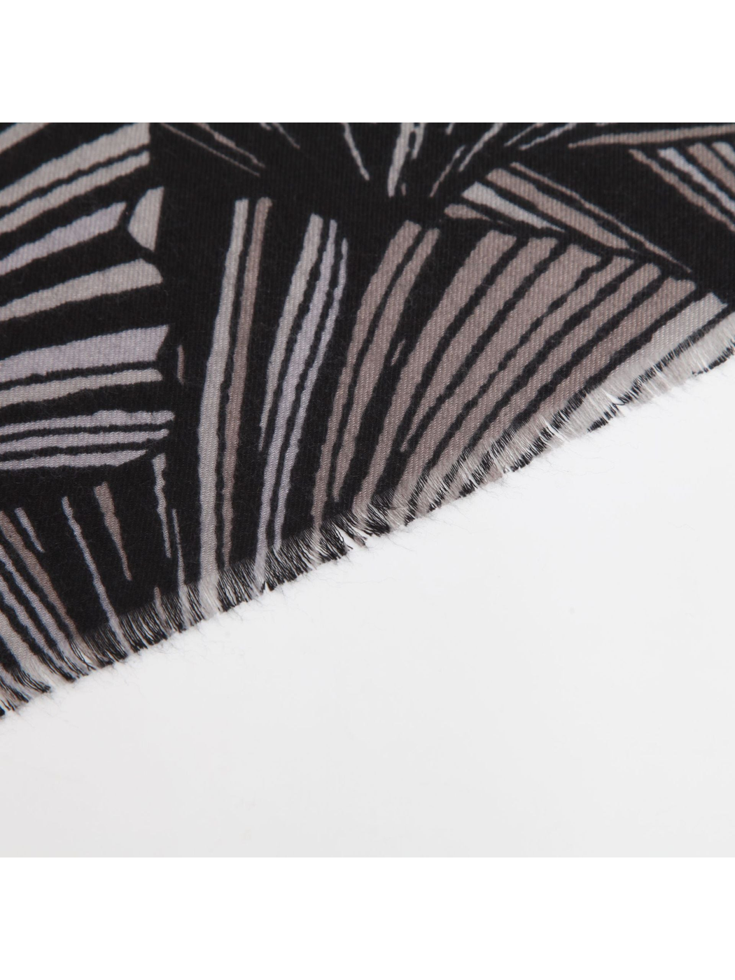 Close-up of the scarf's short fringed edge and striped pattern