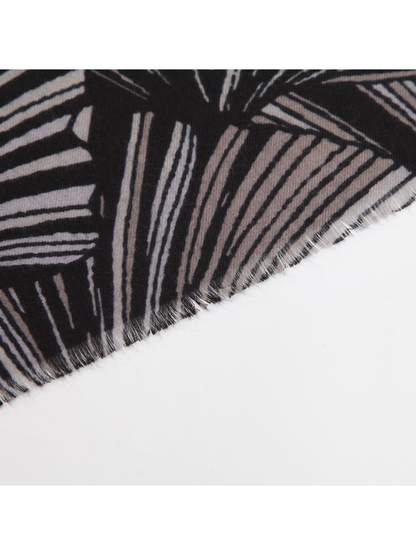 Close-up of the scarf's short fringed edge and striped pattern