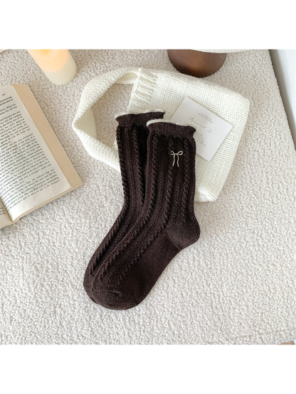 Coffee brown cable-knit crew socks with bow embroidery