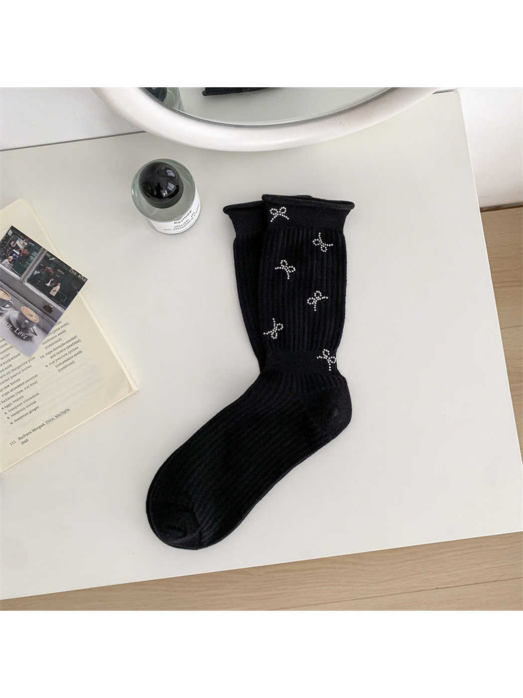 Black bow-motif crew socks, full product view