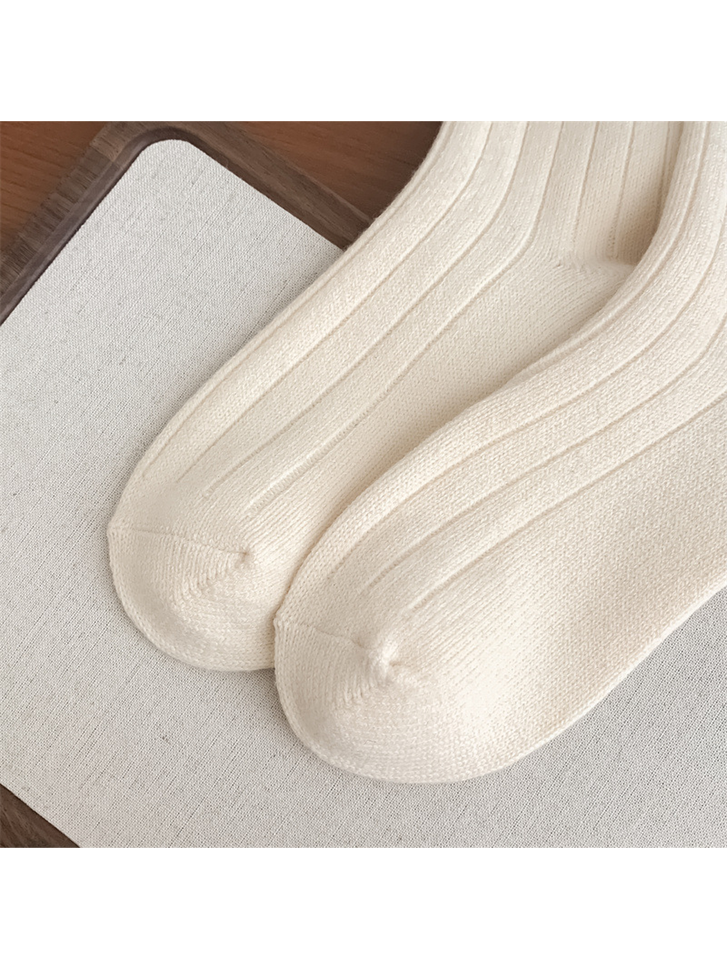 Close-up of the rounded toes and ribbed knit pattern