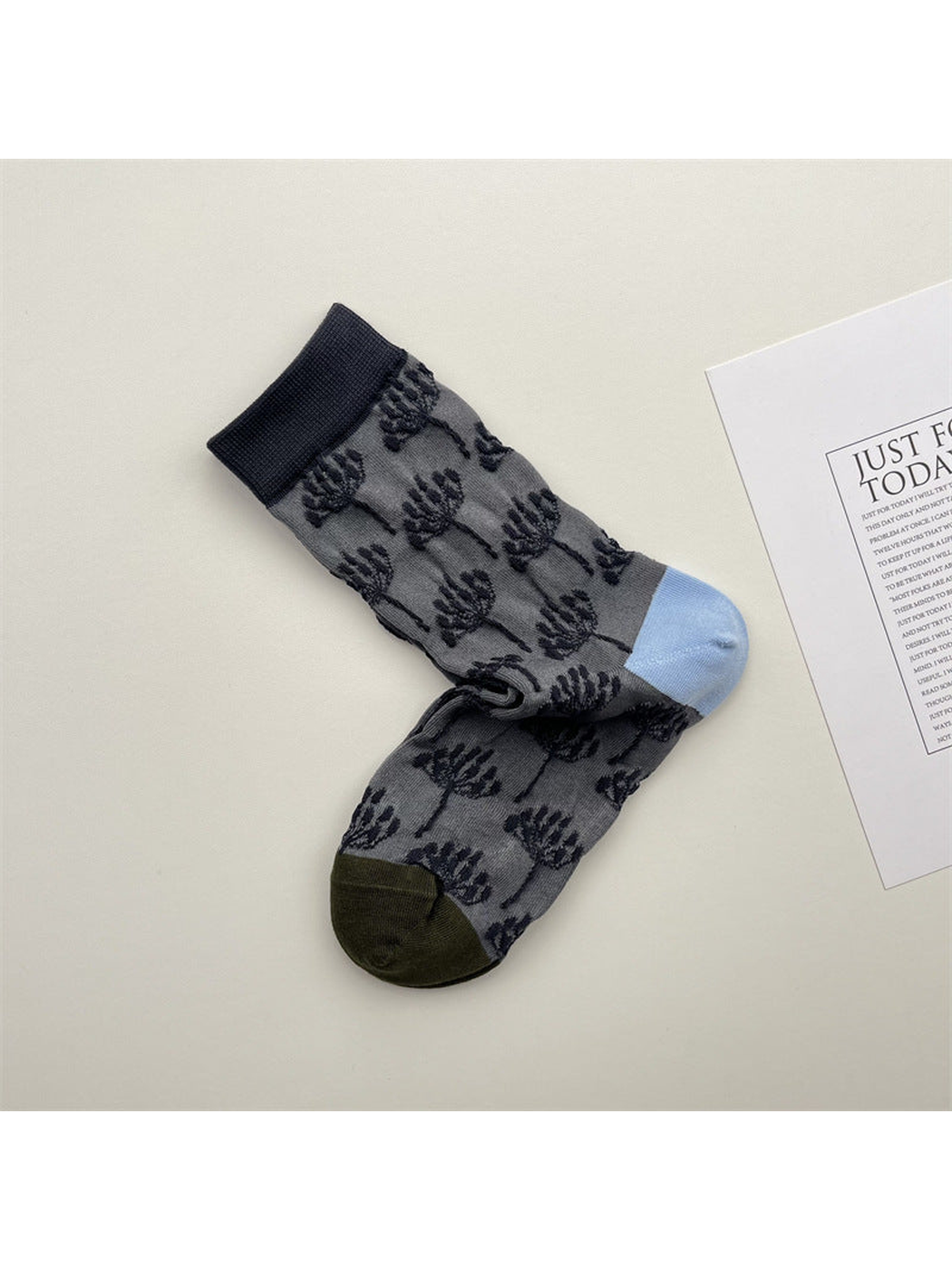 Gray tree-pattern crew socks with contrasting toes