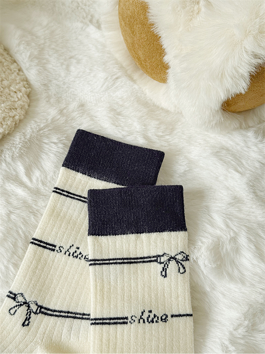 Close-up of the contrasting cuff, ribbing and bow motif