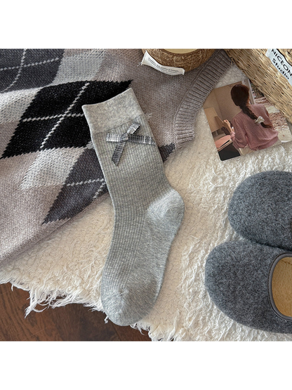 Light gray ribbed crew sock with plaid bow