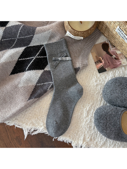 Medium gray ribbed crew sock with plaid bow