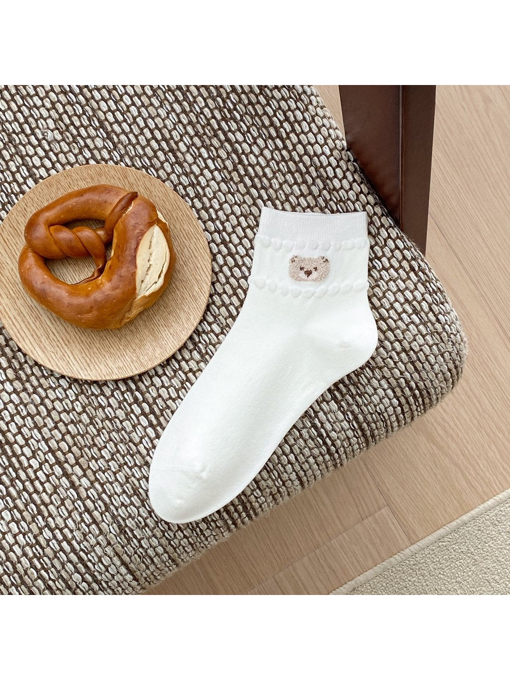White ankle sock with bear-face applique and raised trim