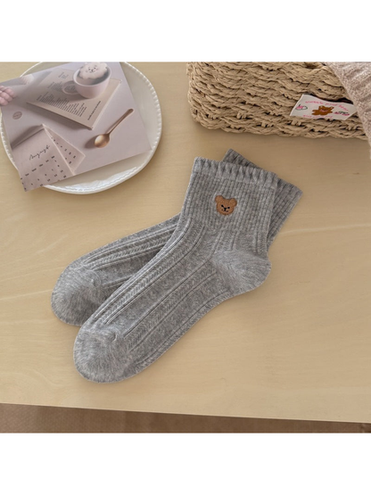 Light gray bear-motif ankle socks with vertical textured panels