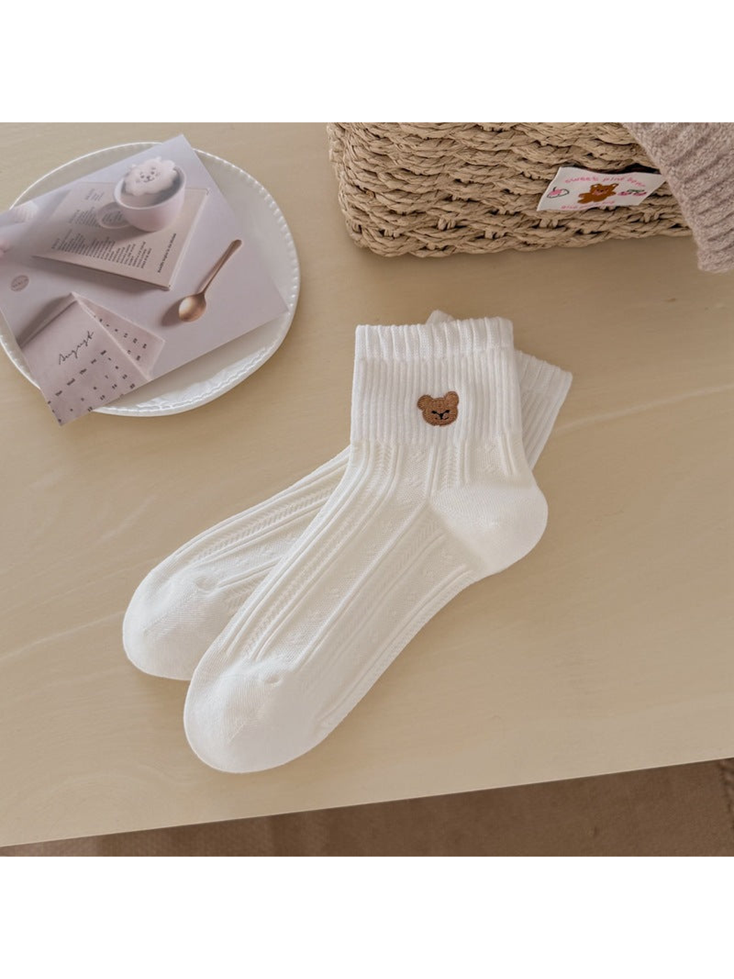 White bear-motif ankle socks with vertical textured panels