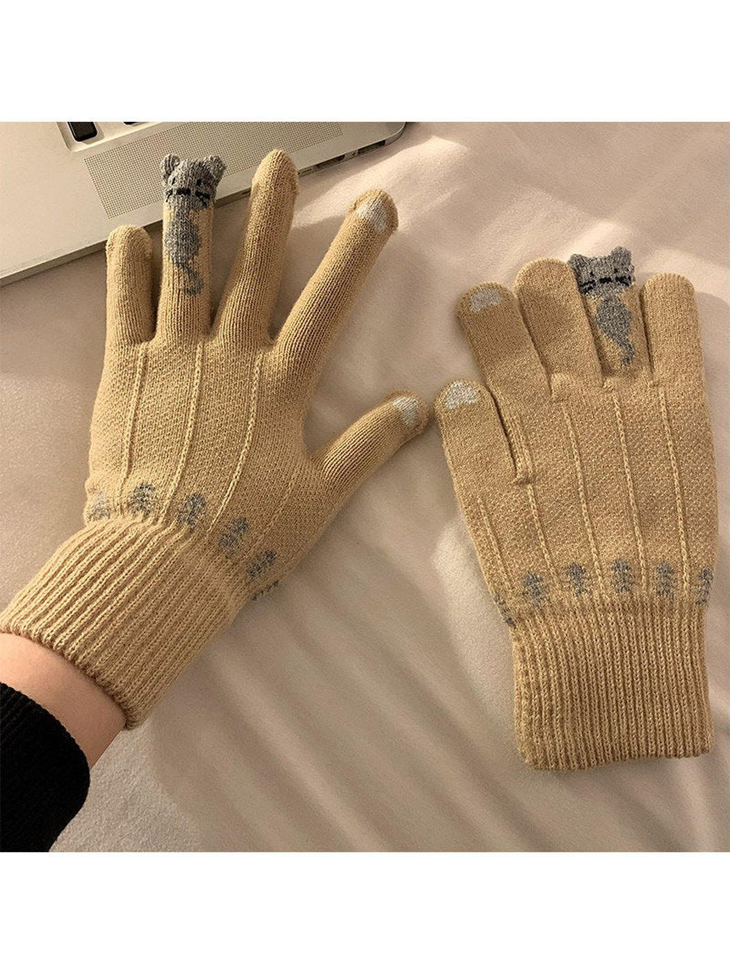 Beige knit gloves with cat finger motif and ribbed cuffs