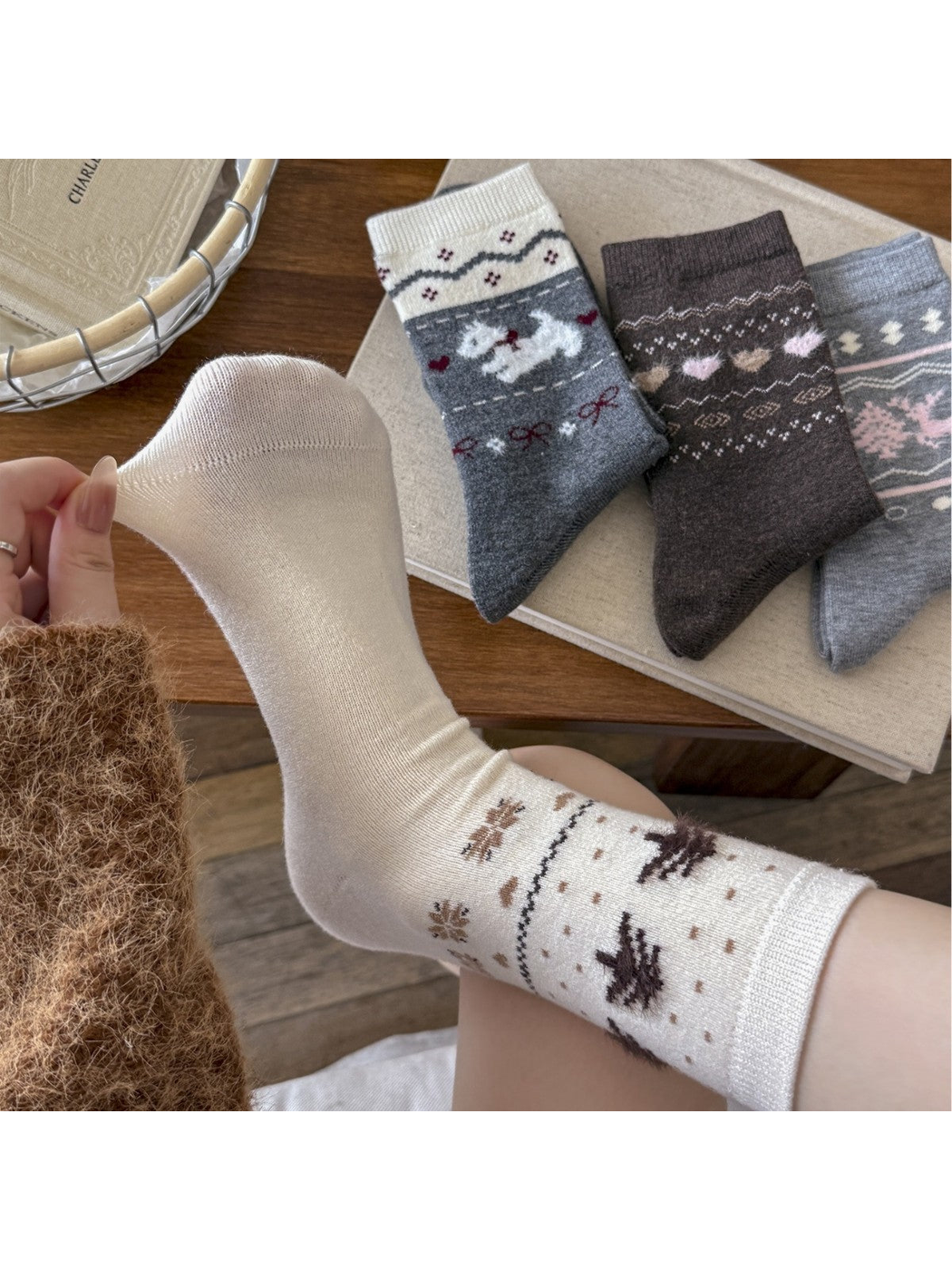 Ivory tree-pattern crew sock stretched by hand with four styles arranged behind