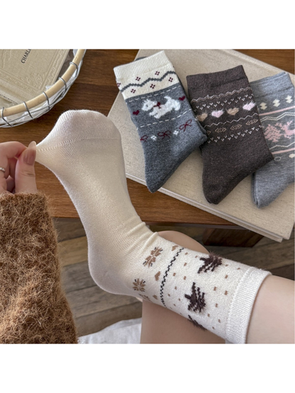 Ivory tree-pattern crew sock stretched by hand with four styles arranged behind