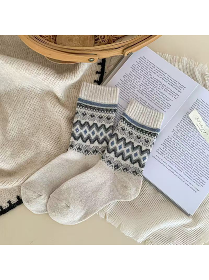 Ivory geometric crew socks with blue-gray accents