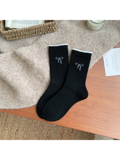 Black bow-motif crew socks, full pair