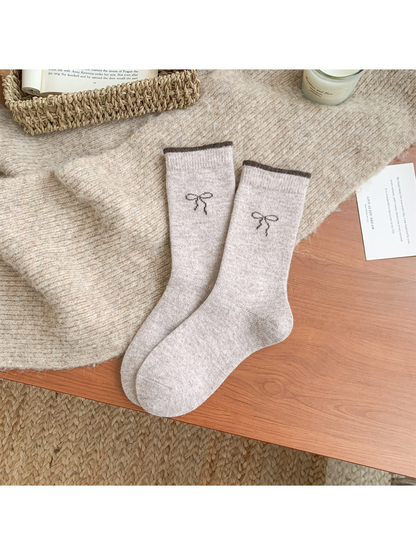 Beige bow-motif crew socks, full pair