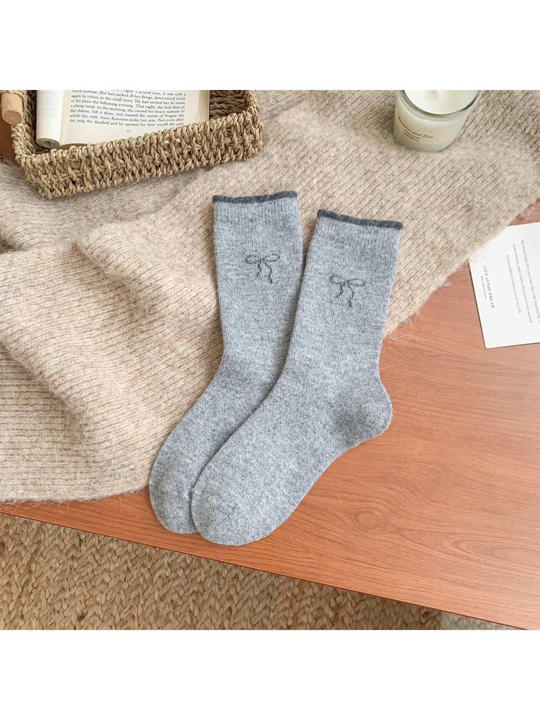 Light gray bow-motif crew socks, full pair