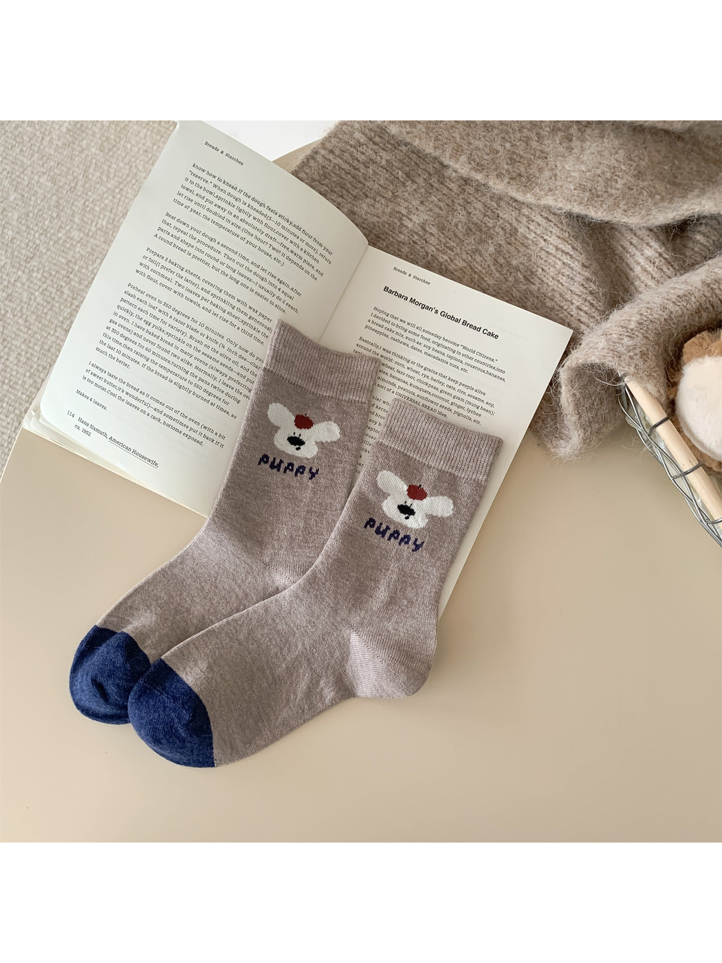 Light coffee puppy motif crew socks with navy contrast toes